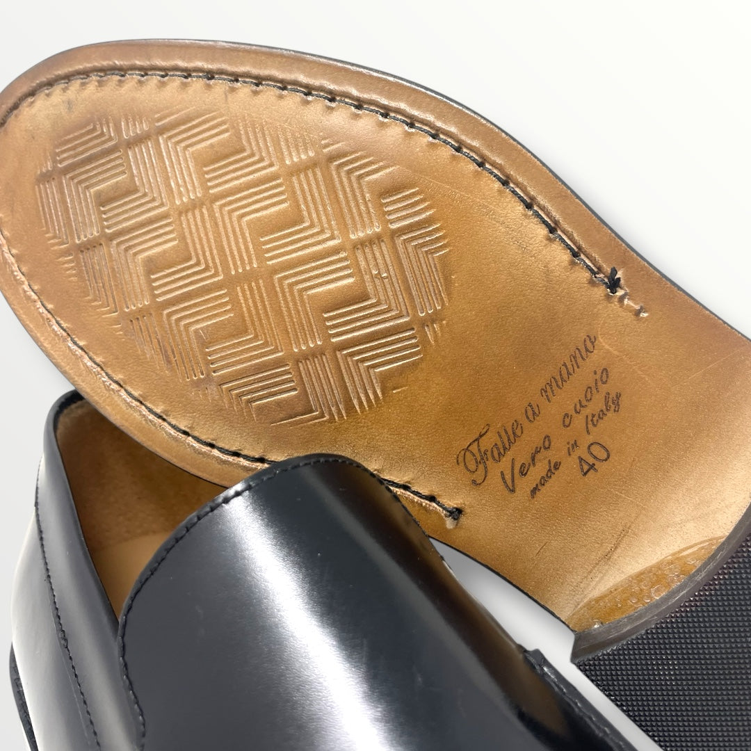 Mocassino in pelle abrasivato nero con nappine velasca