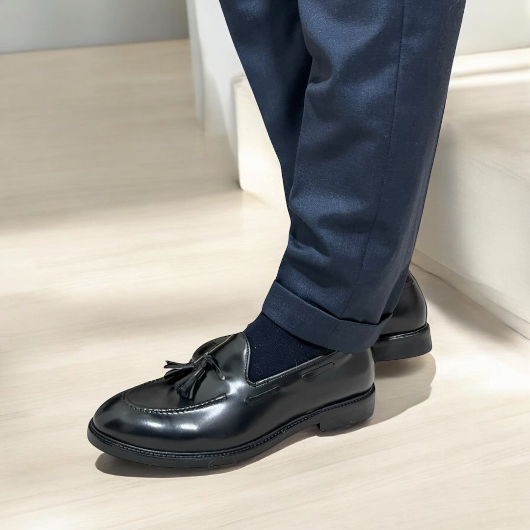 Mocassino in pelle abrasivato nero con nappine velasca