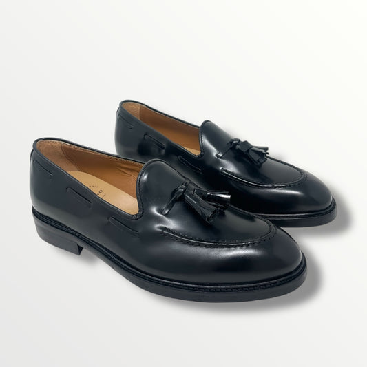 Mocassino in pelle abrasivato nero con nappine velasca